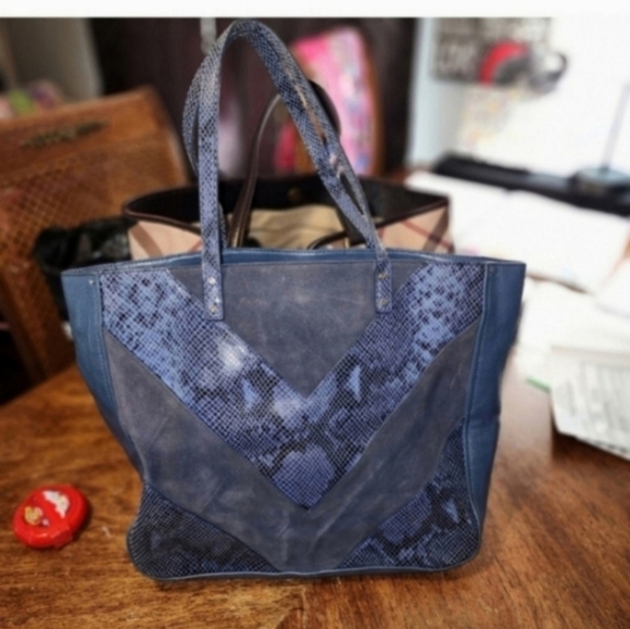 🍁🍂HTF RARE Tory Burch Blue & Night Sky Chevron Leather Suede Tote Italian - Picture 3 of 6